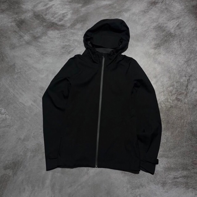 block tech uniqlo
