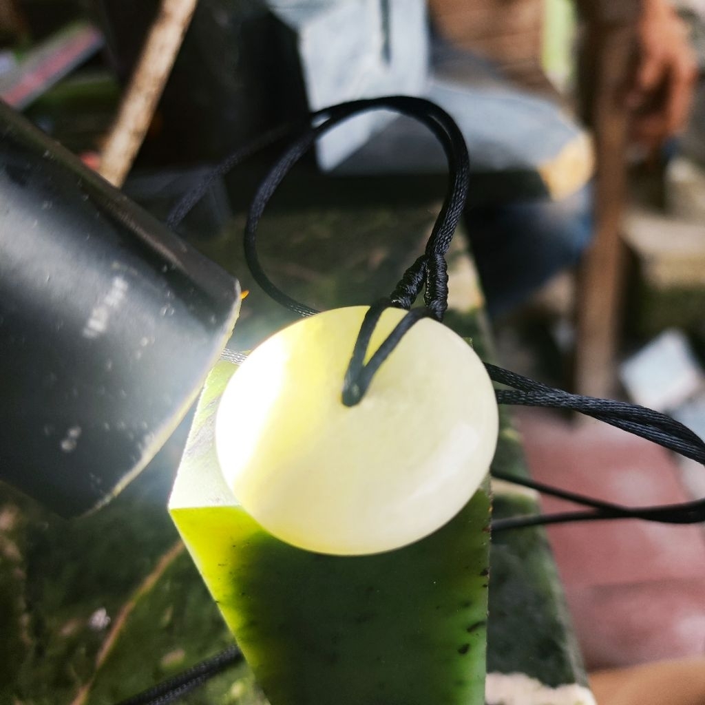 Kalung liontin giok putih