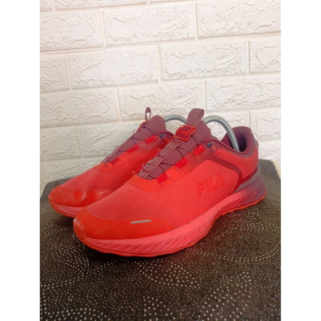 Sepatu sneaker running basket hiking outdoor second seken branded Fila merah original