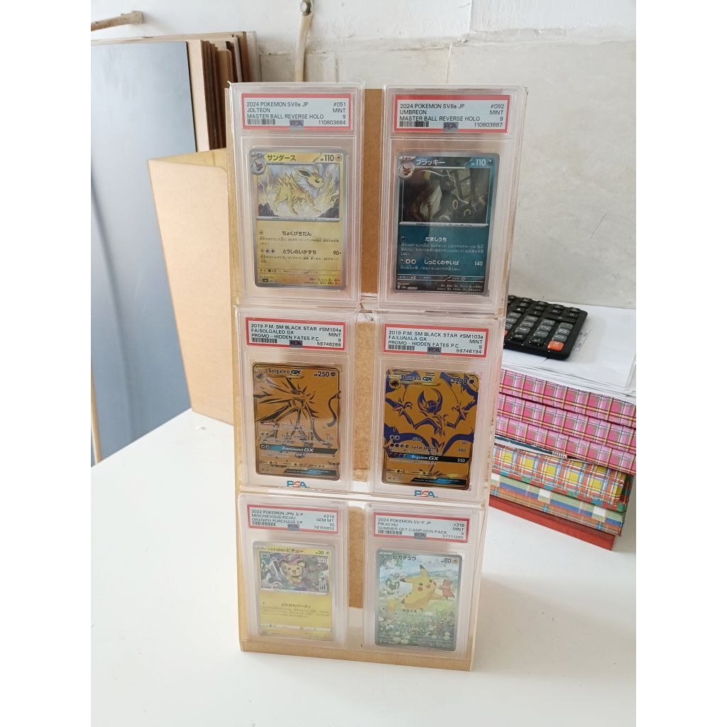 DISPLAY POKEMON 3 TINGKAT AKRILIK PAJANGAN KARTU POKEMON CUSTOM AKRILIK