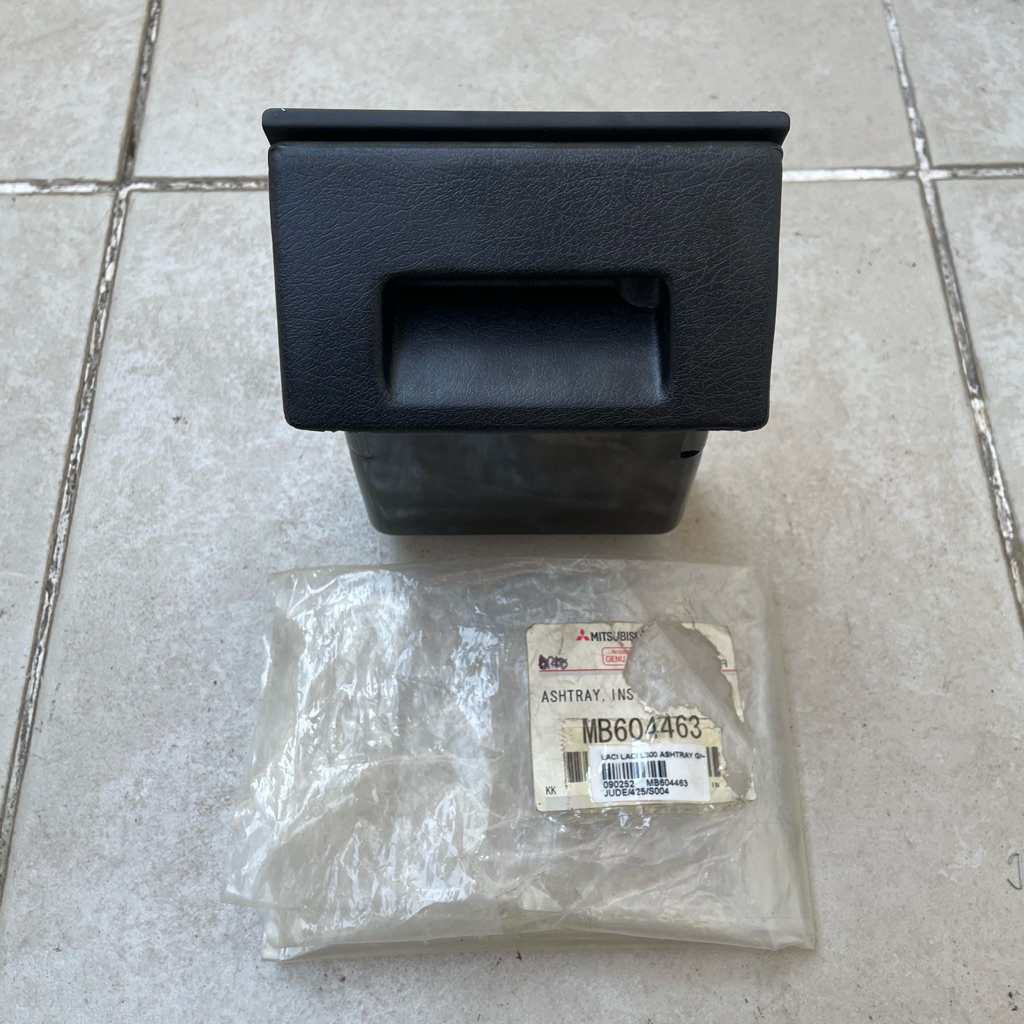 LACI ASBAK DASBOR KOTAK TEMPAT ABU ROKOK MITSUBISHI COLT L300 ORIGINAL MITSUBISHI MB604463