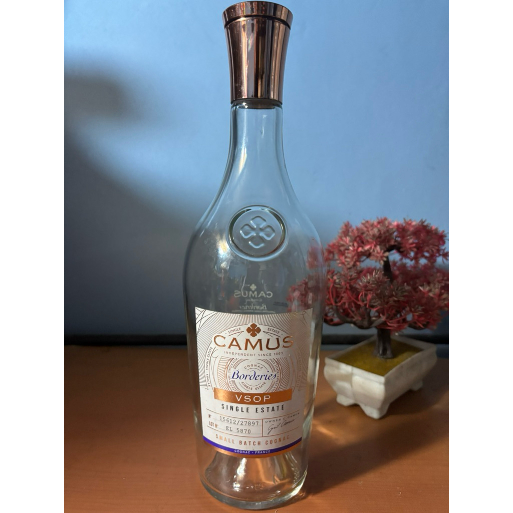Botol kosong bekas botol Camus untuk Hiasan, pajangan, koleksi, prakarya, hobi, dan gaya.