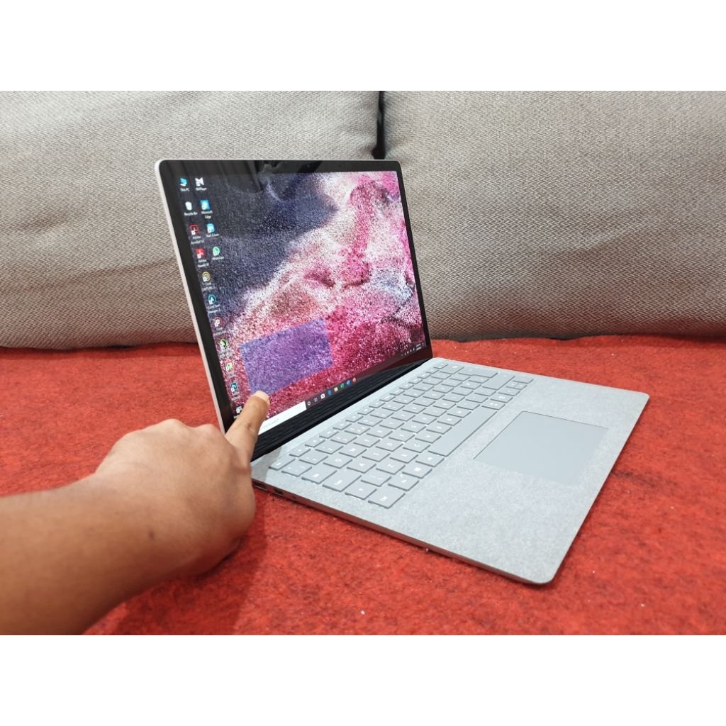 Microsoft Surface Laptop Intel Core i7 Ram 16GB 13-Inch QHD 2K Resolusi