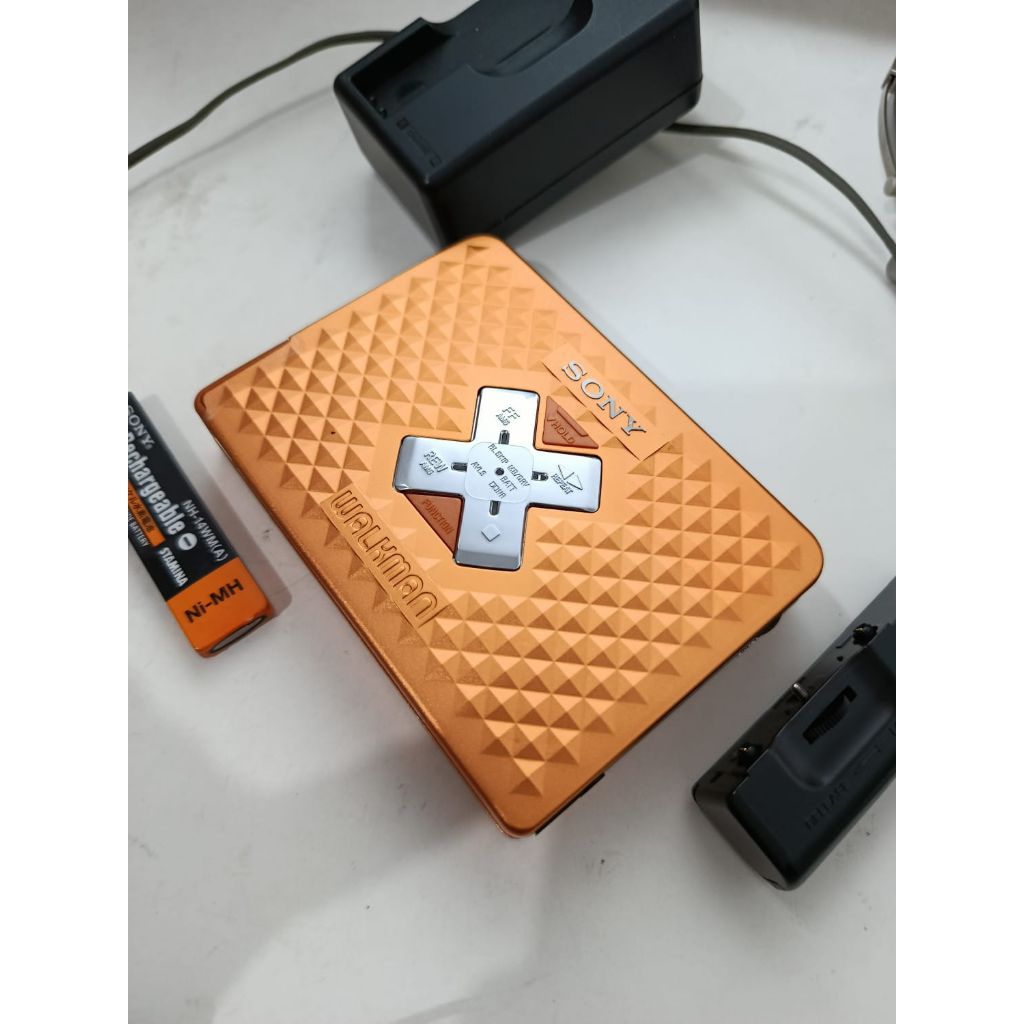 Sony Walkman WM EX-655 / EX655 Orange / Gold Color (Rare Color)