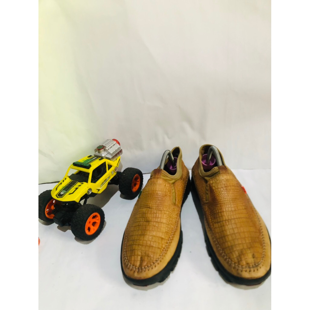 sepatu slip on kulit kickers second uk42