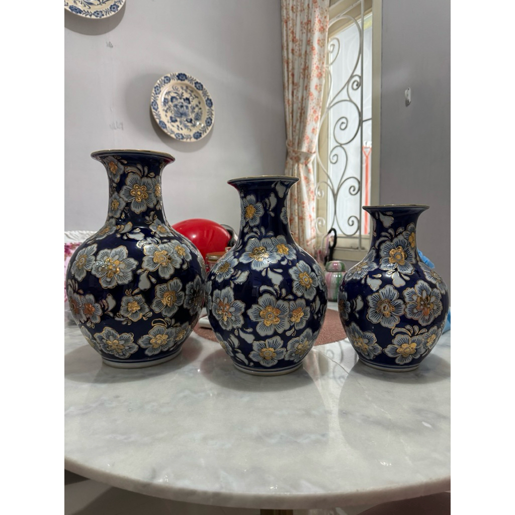 Guci hias satu set ori cina