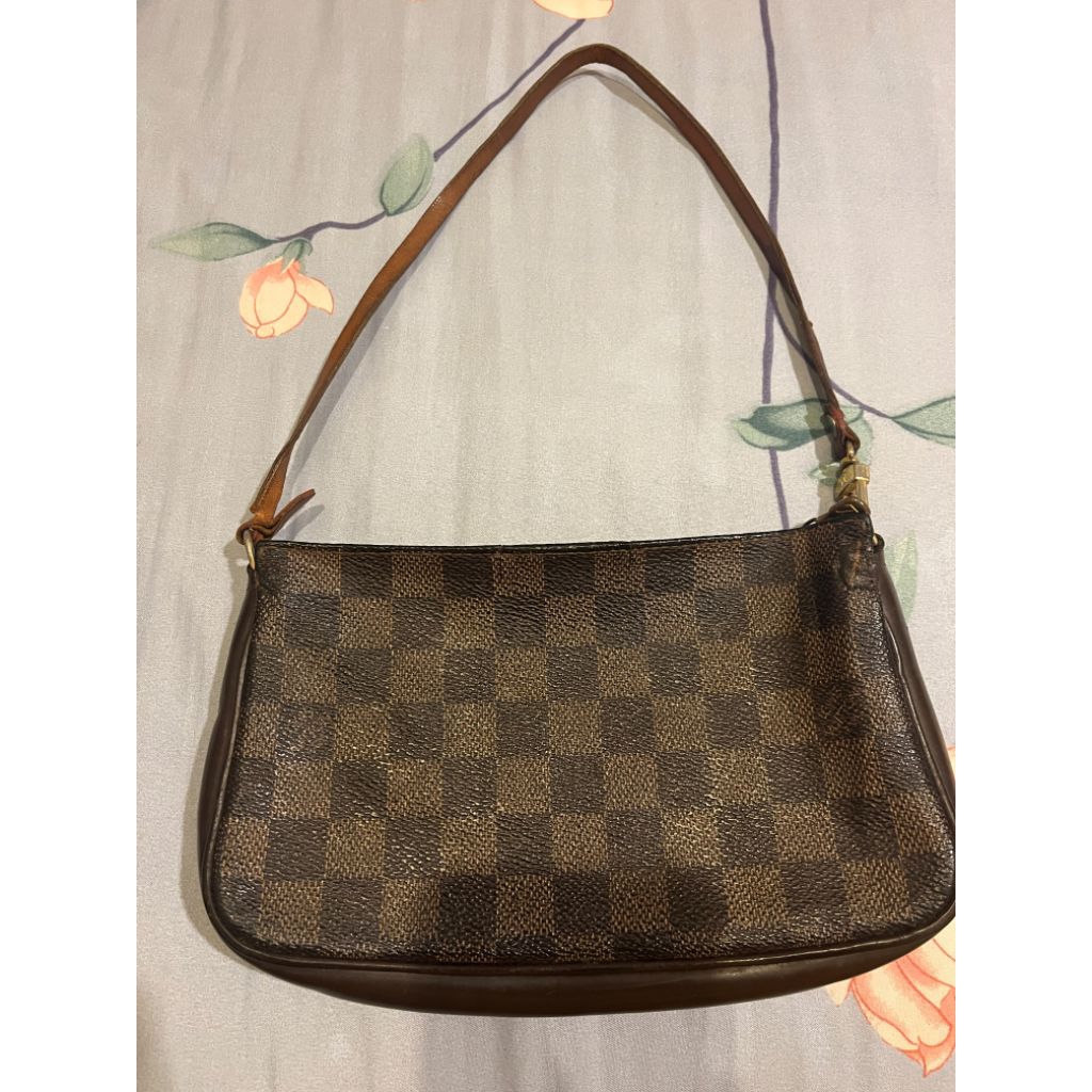 LV Damier Pochette