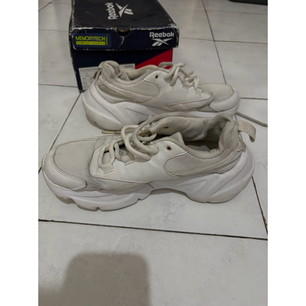 sepatu rebook