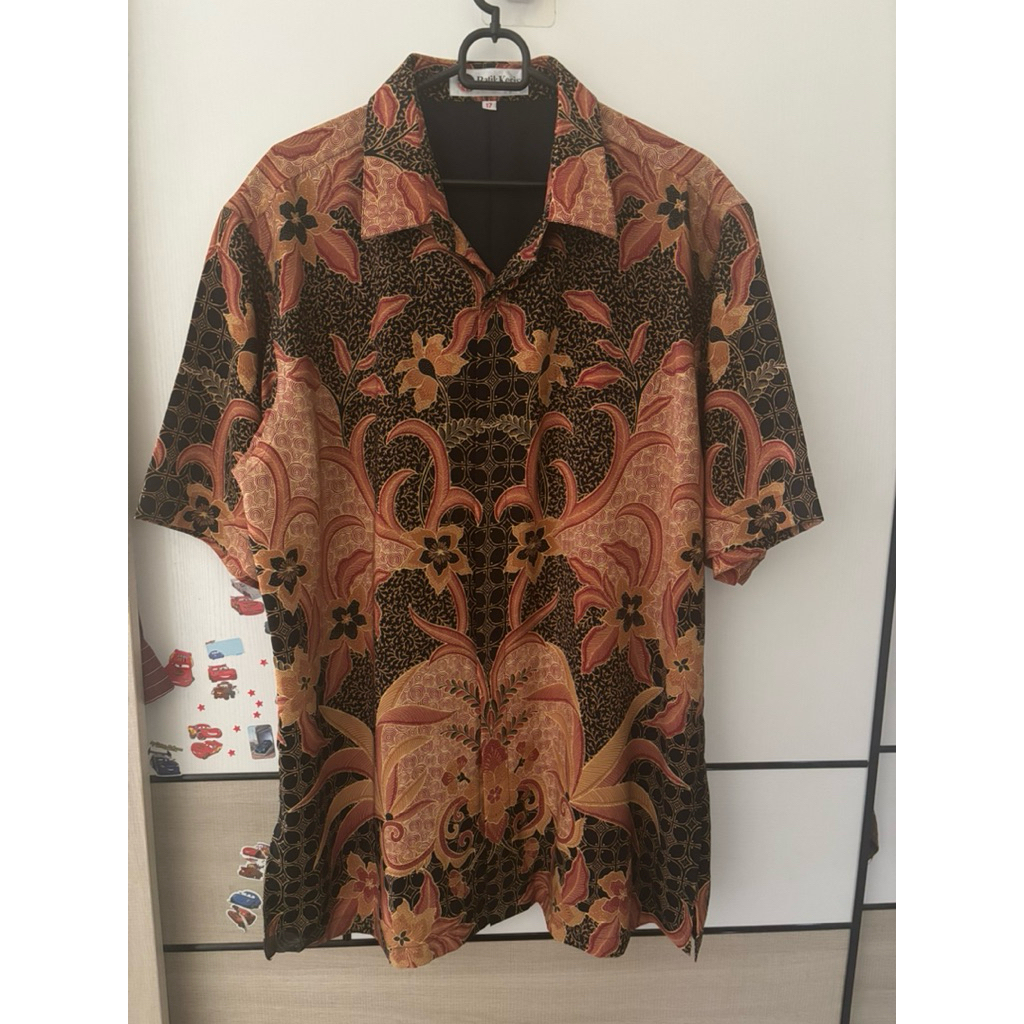 Preloved Kemeja Pria Batik Keris