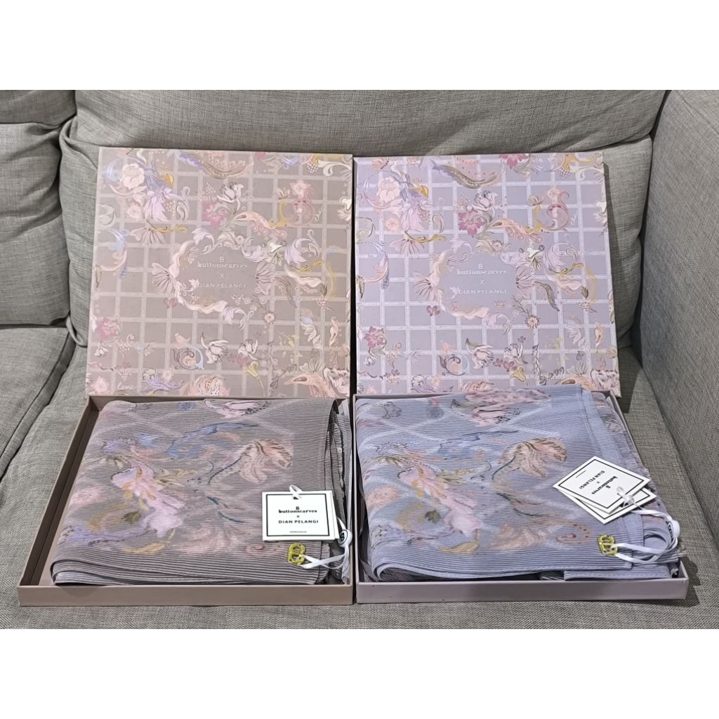 PLEATED SHAWL BUTTONSCARVES