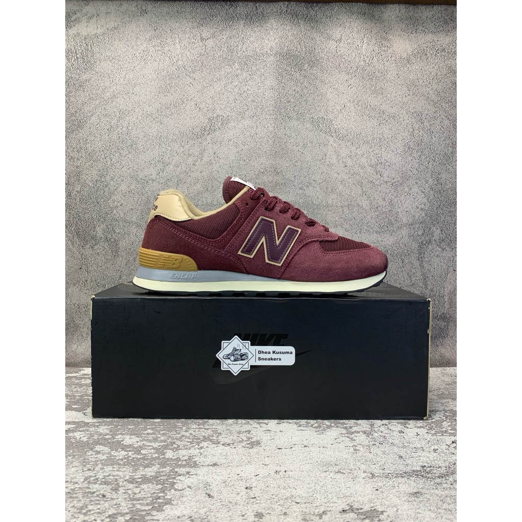 Sepatu Second Casual  New Balance 574 Maroon Size 42,5 insole 27 cm Original