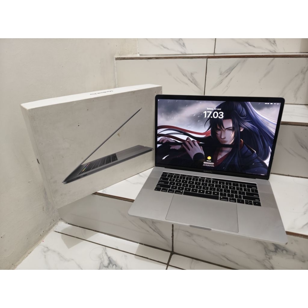 macbook pro 15 inch 2018 core i7 16GB SSD 512GB silver