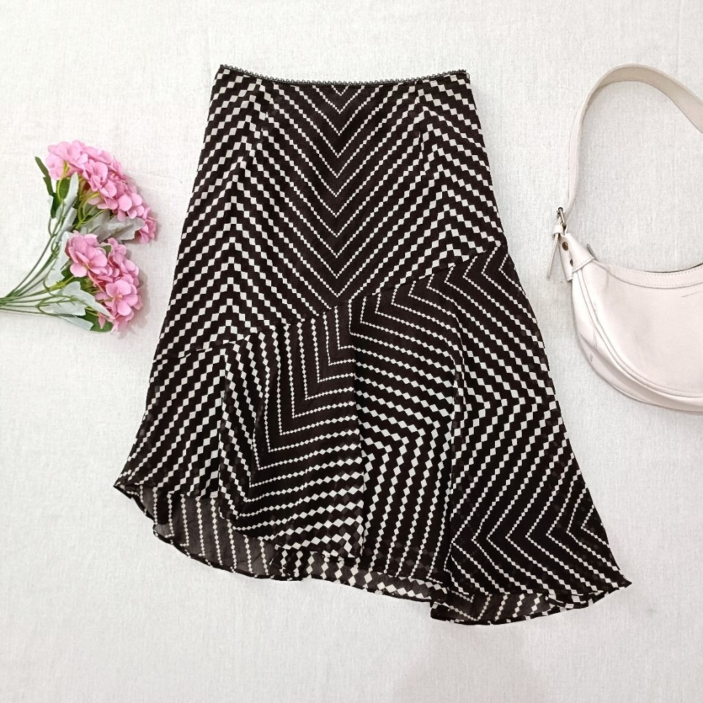 Rok Mermaid Asimetris Motif Geometris Hitam Putih Sifon Furing Wanita