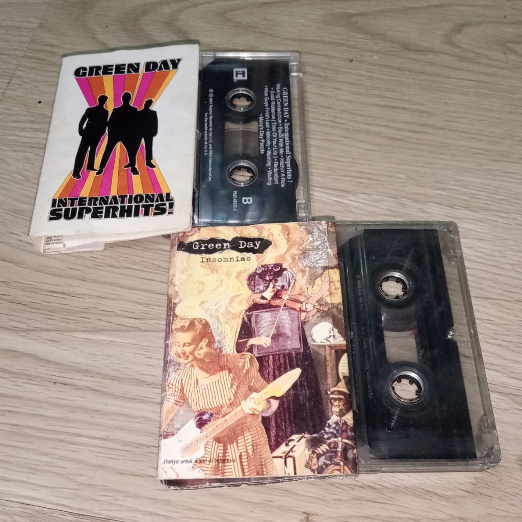 SEPAKET Kaset Green Day - Insomniac & International Superhits