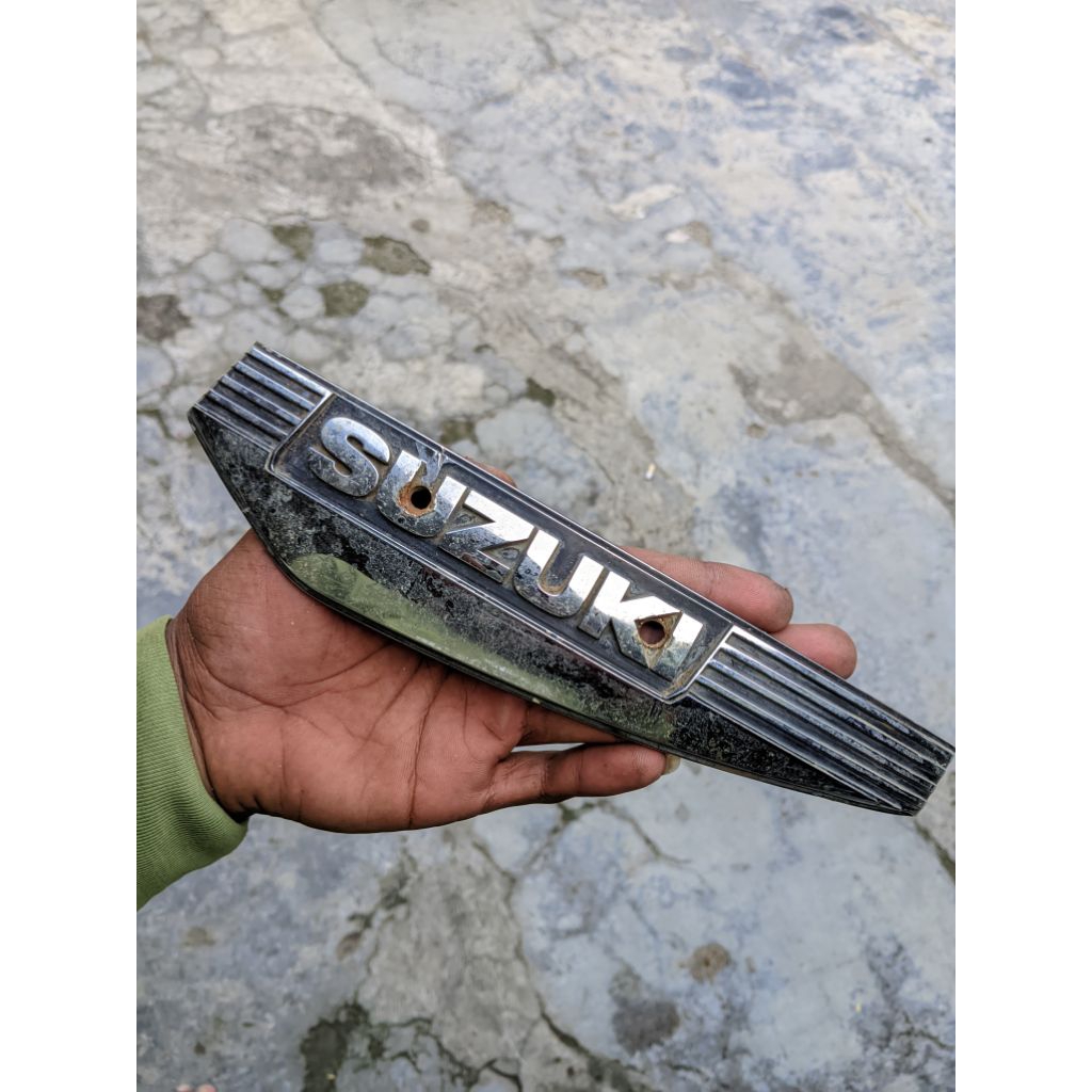 emblem body emblem tangki Suzuki RC 80 RC100 kanan saja original second