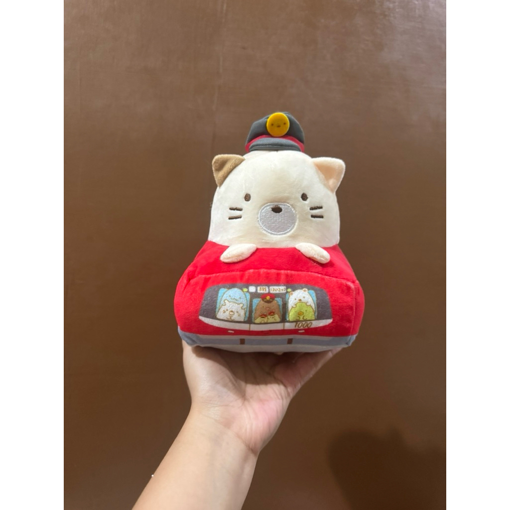 Boneka Karakter Sumikko Mobil Lucu size 14x15x17cm / Boneka Sumikko Mengendarai Mobil / Boneka Sumik