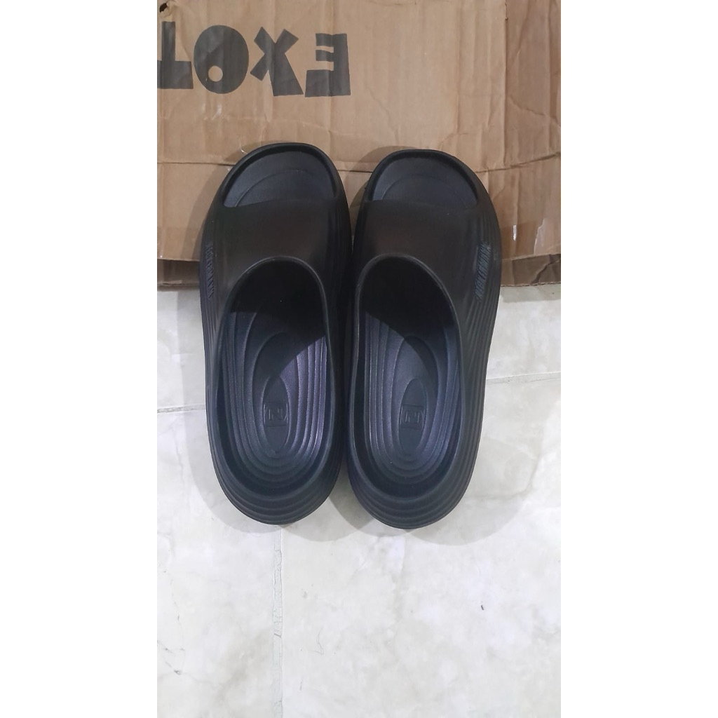 sandal neckerman + packing