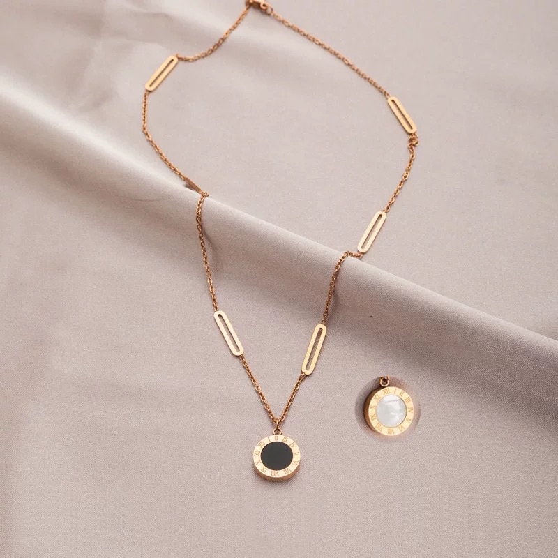Kalung Wanita Bulat Romawi Hitam Putih - Kalung Titanium Wanita Liontin Bulat Romawi