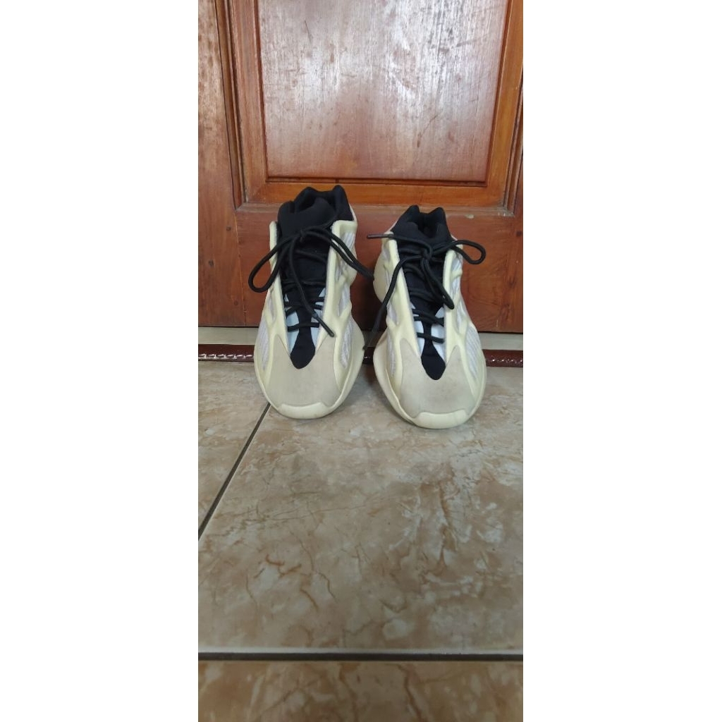 ADIDAS YEEZY 700