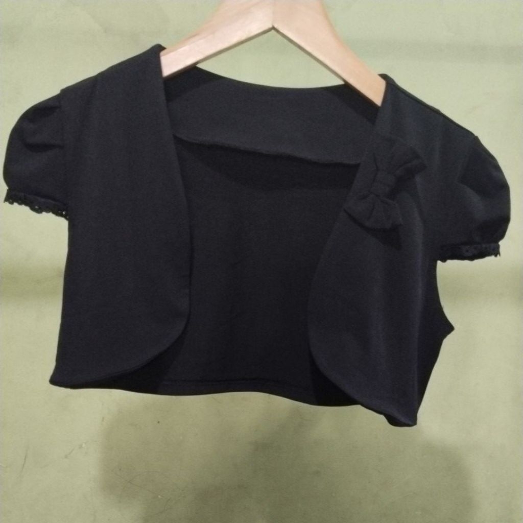 Outer Pita Crop Hitam