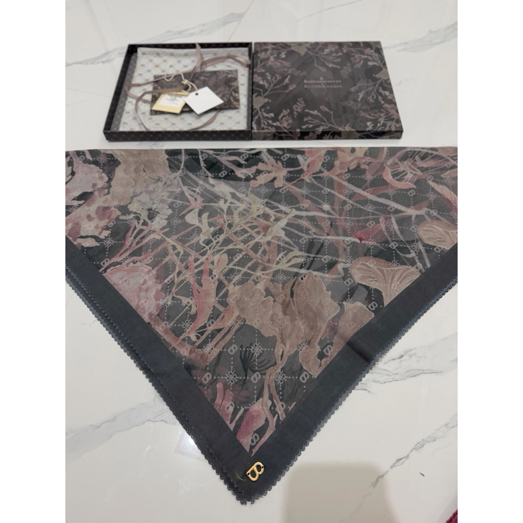 Preloved VVGC Scarf Buttonscarves x Ria miranda Xanadu Midnight