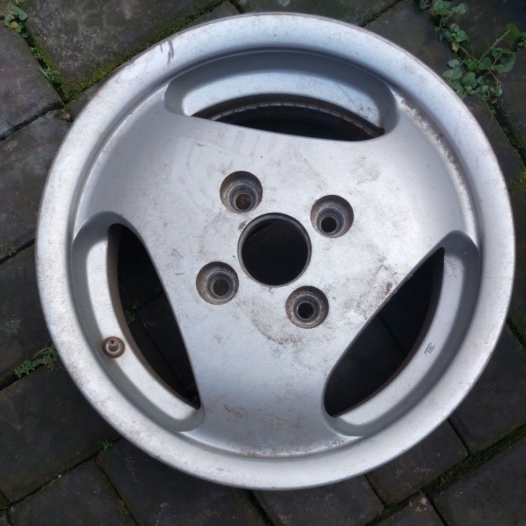 Velg Second Ori Karimun Ring 13 Lubang 4 ET 45 Warna Silver Bekas