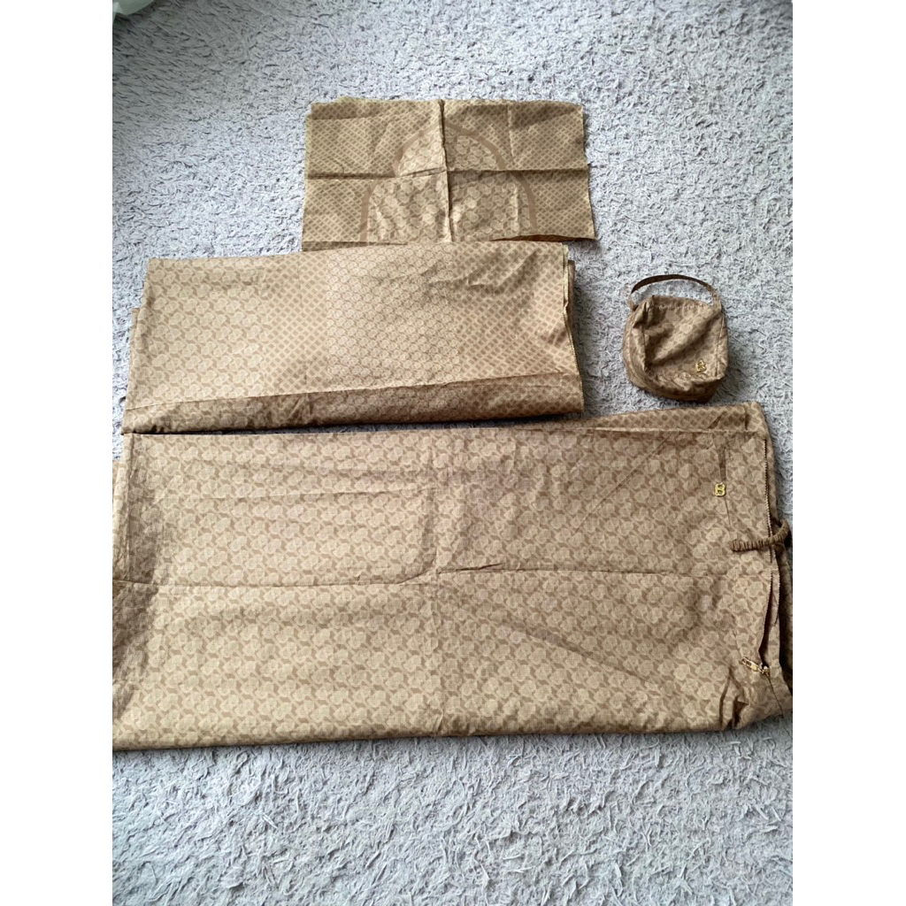 Buttonscarves - Wicker Capsule Prayer Robe