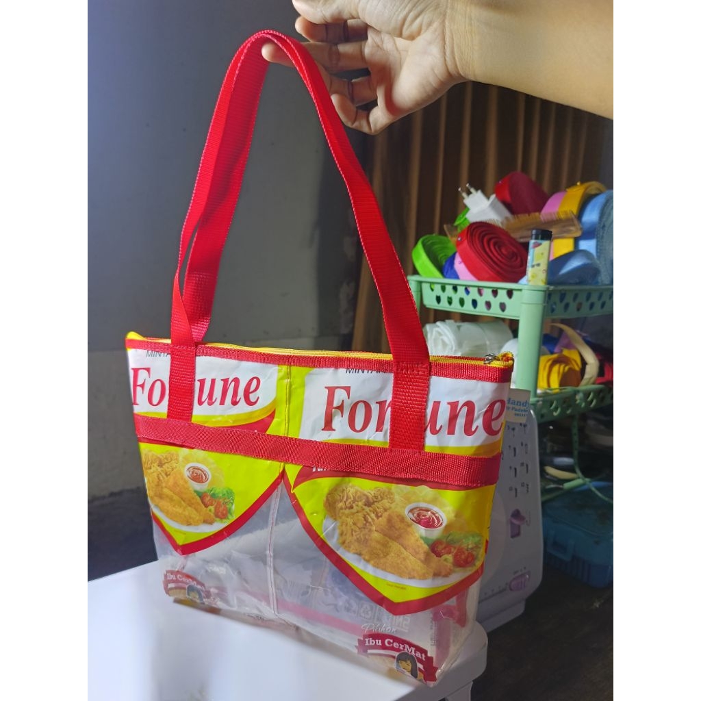 Tote Bag/ Tas Plastik Daur Ulang Ramah Lingkungan Bekas Kemasan Minyak Goreng