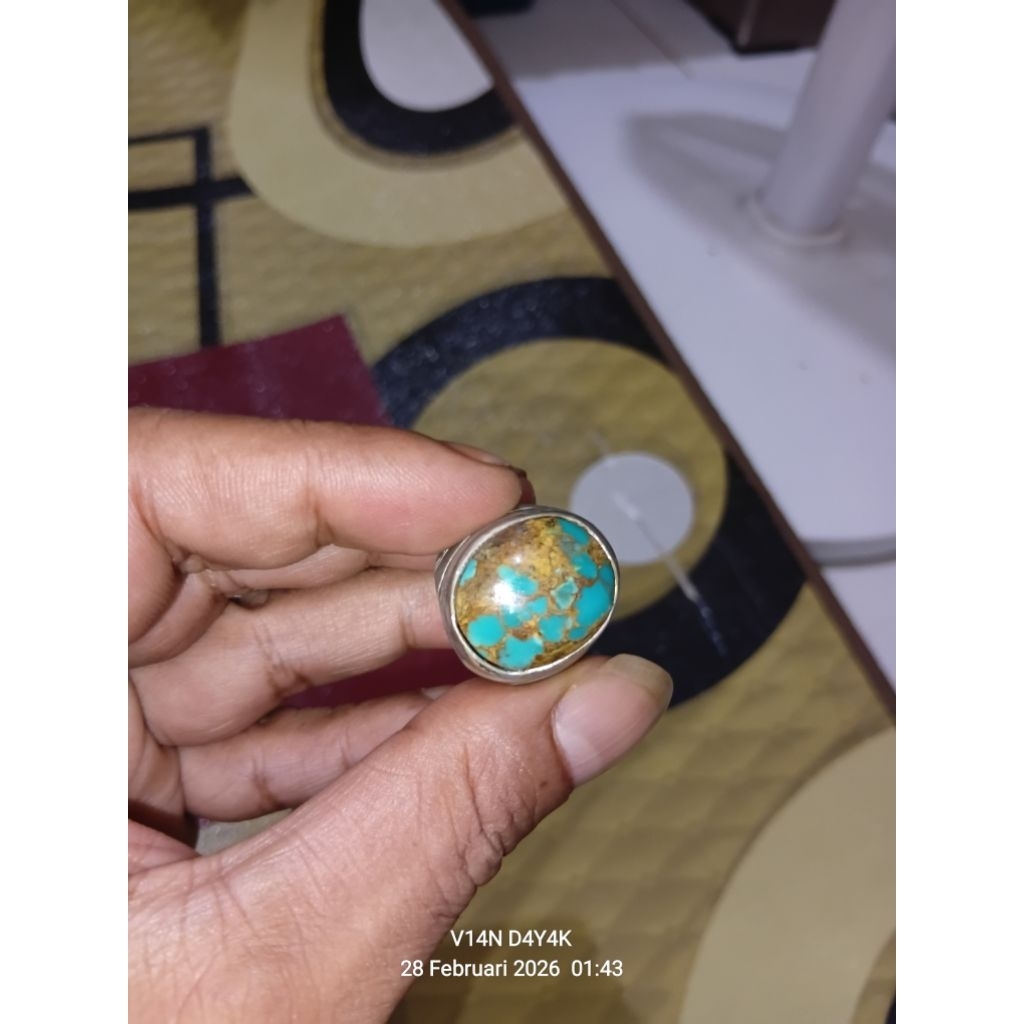Pirus Persia Serat Emas