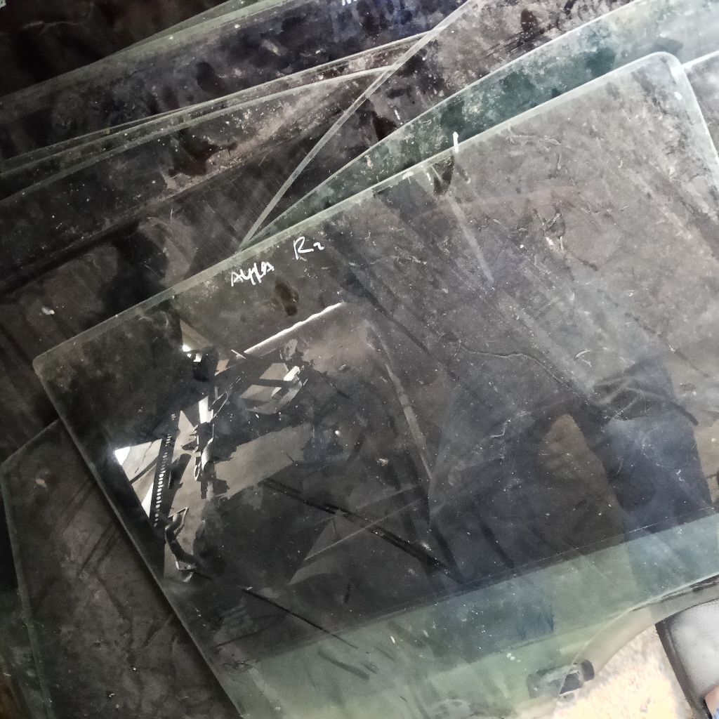 kaca pintu belakang kanan Ayla Agya
