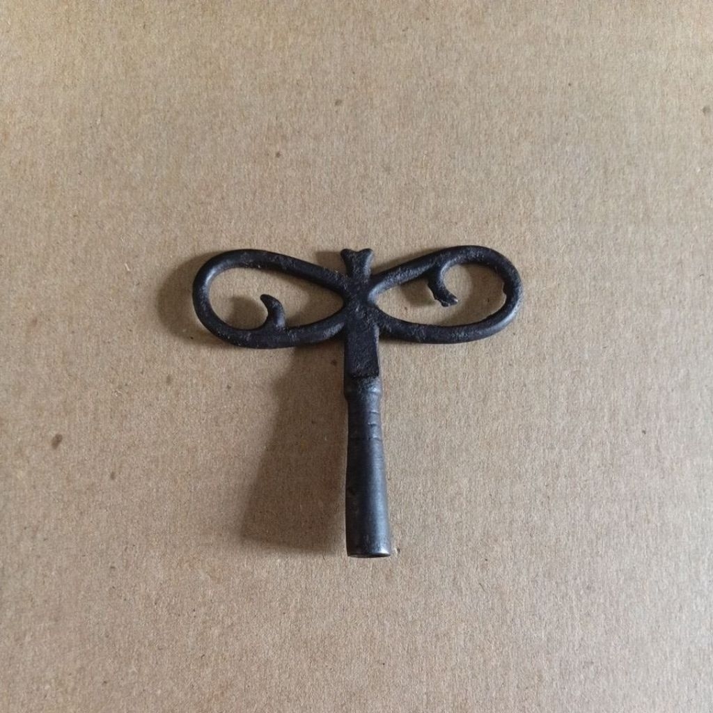 KUNCI PUTAR JAM BANDUL KUNO RA