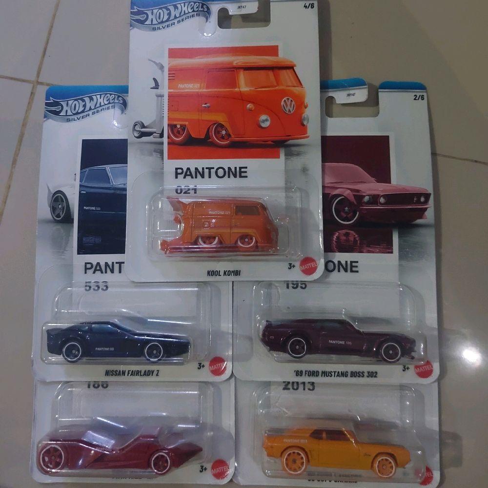 Hot Wheels Pantone Series Mobil Klasik Pantone Kool Kombi, Twin Mill,69 Copo Camaro, Nissan Fairlady