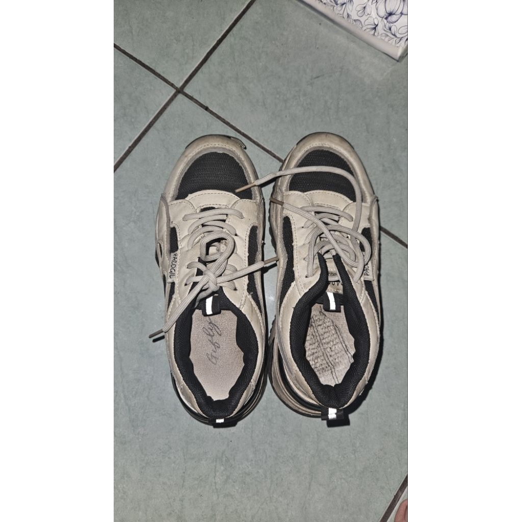 [PRELOVED] Sepatu/Sneakers Gifly UK 37