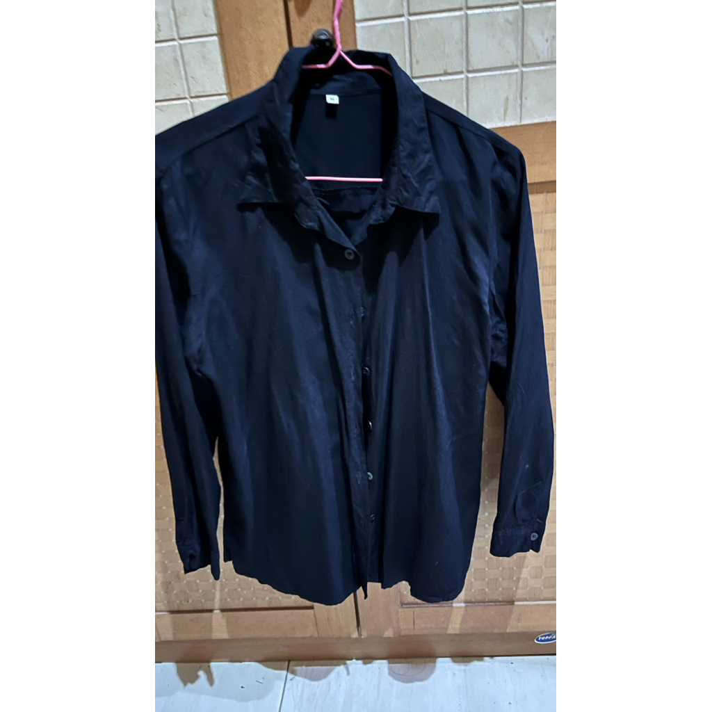 Kemeja hitam preloved