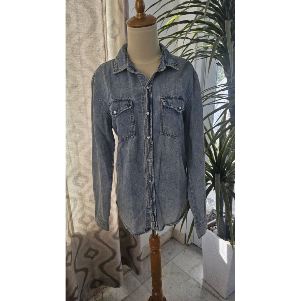 Kemeja Jeans FOREVER 21 MEN,  Preloved, bisa dipakai wanita, size XS, bahan jeans lembut, kondisi ba