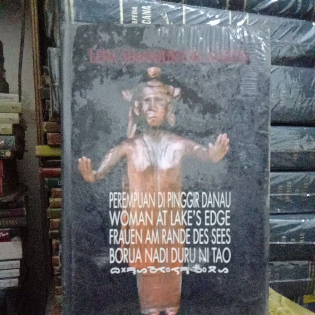 Buku Opera Batak - Perempuan Pinggir Danau - Lena Simanjuntak 3 bahasa