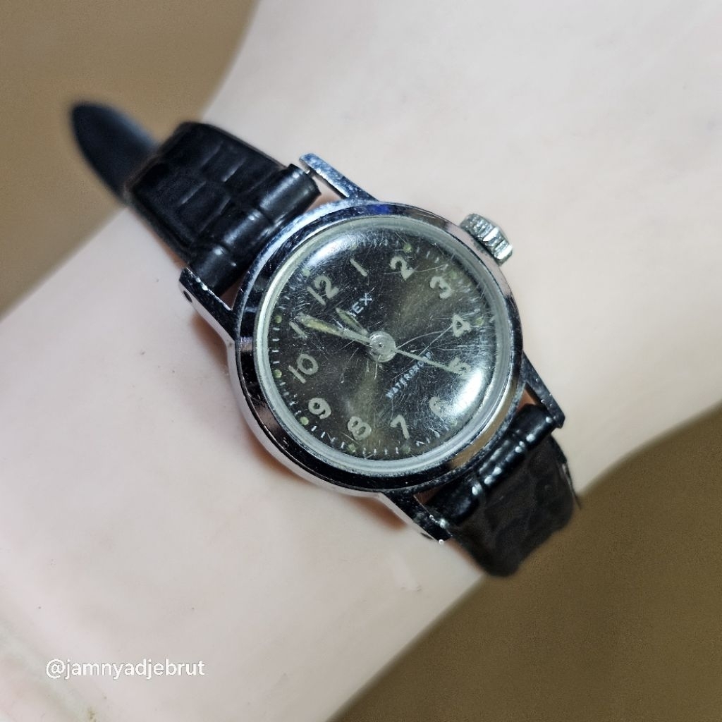 Jam Timex Manual Hand Winding Silver Black Vintage Ladies Bekas