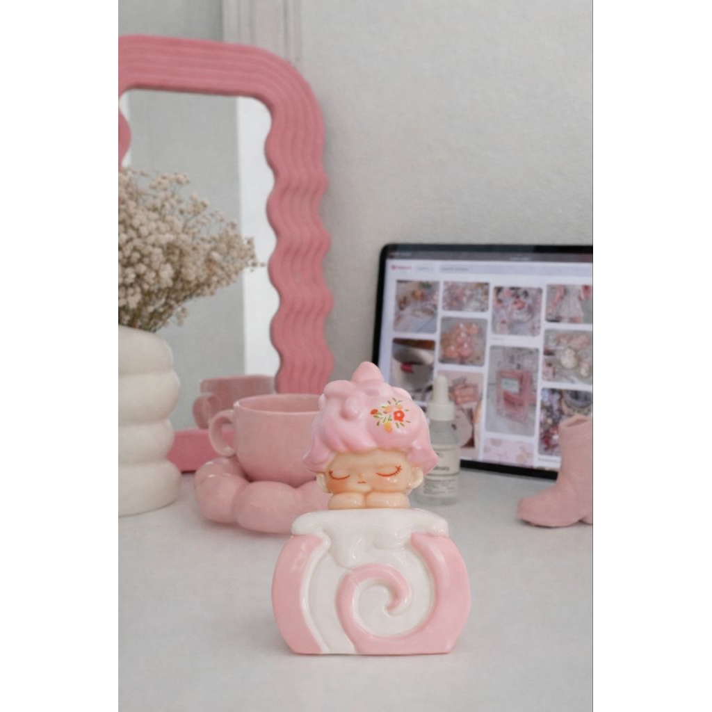 Figur Dimoo Roll cake gembul /qoqo buah/ yumo pink / sanrio lampu/ lampu barong