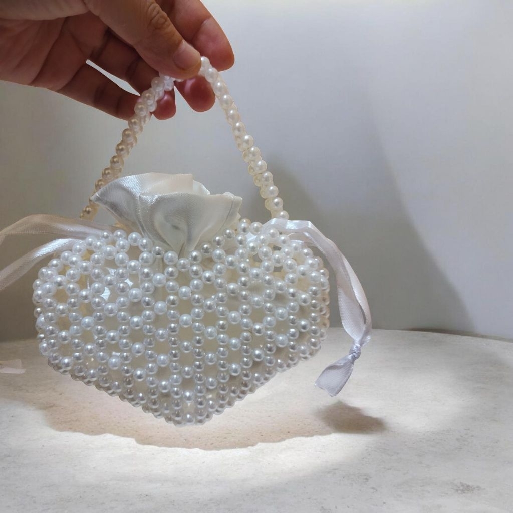 tas mutiara putih bentuk love