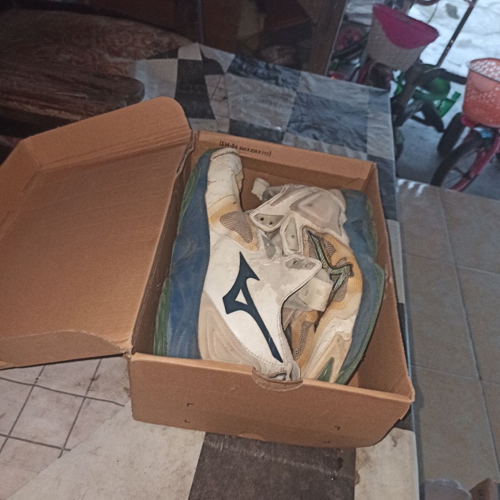 sepatu voly second mizuno momentum 4 sz 43