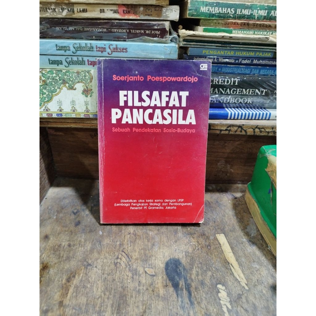 Filsafat Pancasila : Sebuah Pendekatan Sosio-Budaya - Soerjanto Poespowardojo