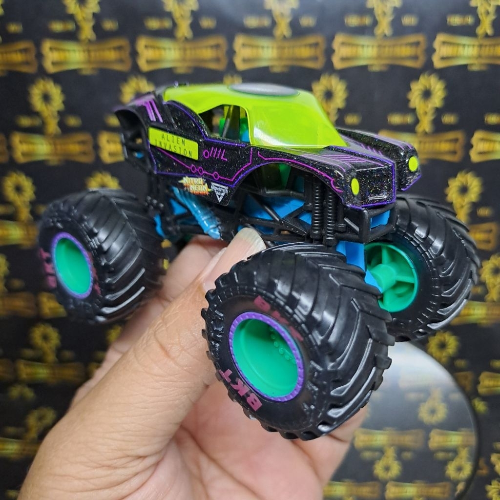 LOOSE MONSTER JAM LOOSE MONSTER JAM NITRO NEON ALIEN MONSTER JAM 1:64 MONSTER JAM KOLPRI KONDISI 99%