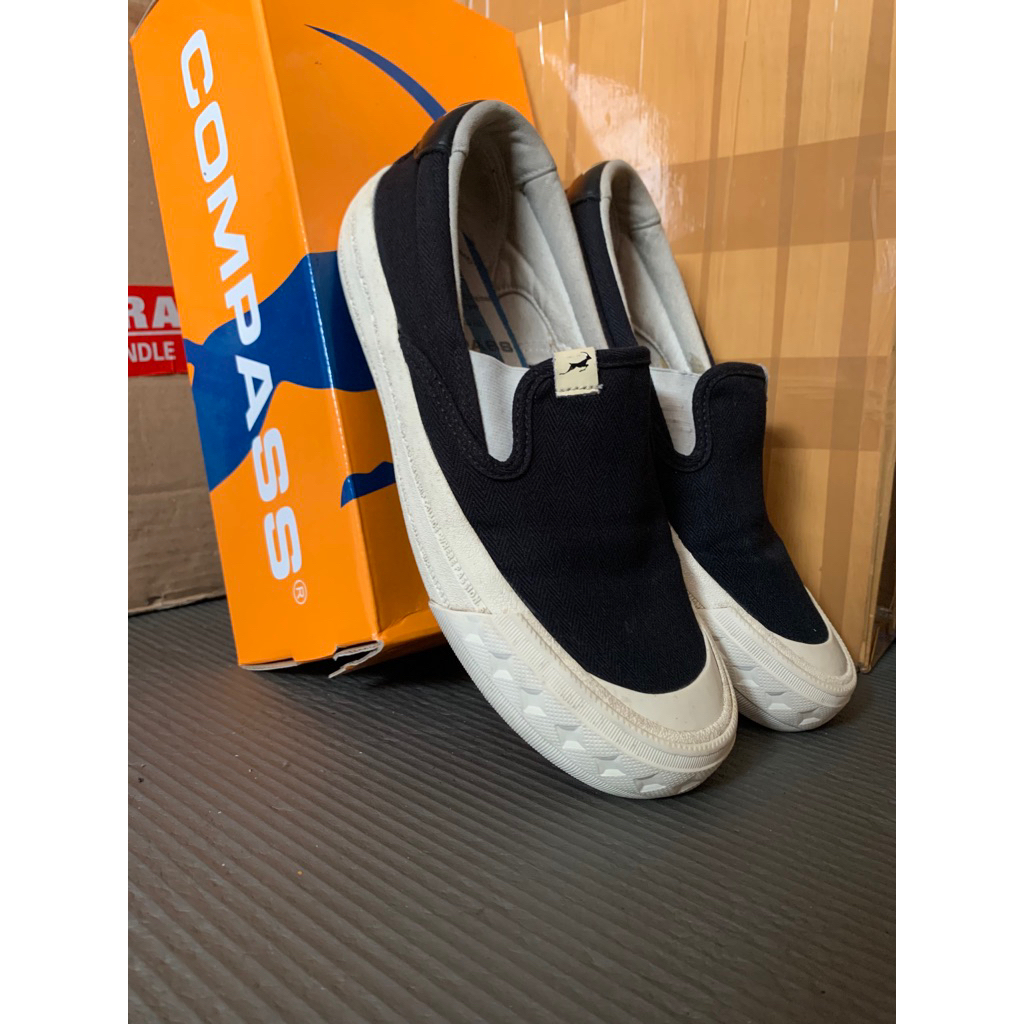 SEPATU SLIP ON HERRINGBONE COMPASS