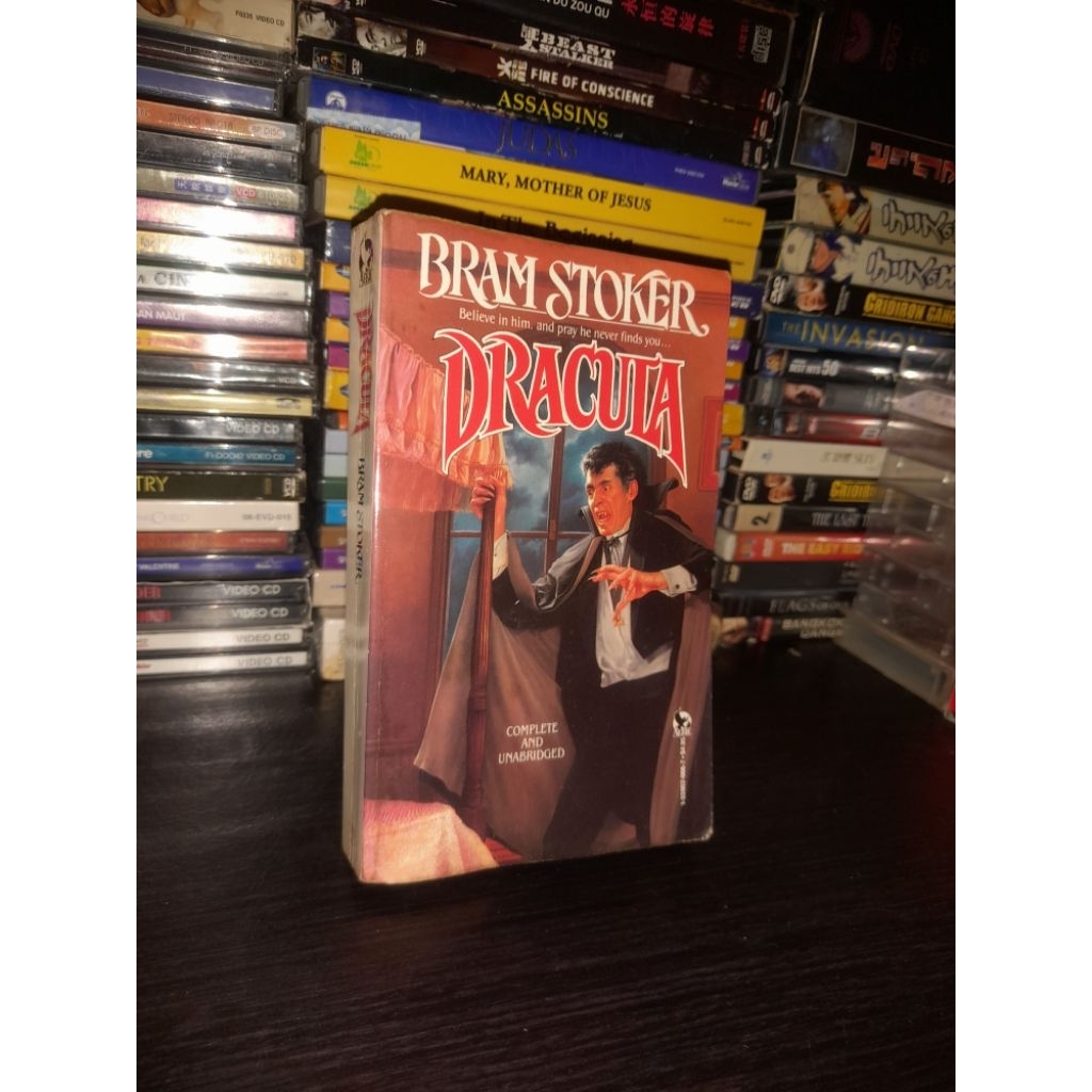 Buku import Dracula oleh Bram Stoker