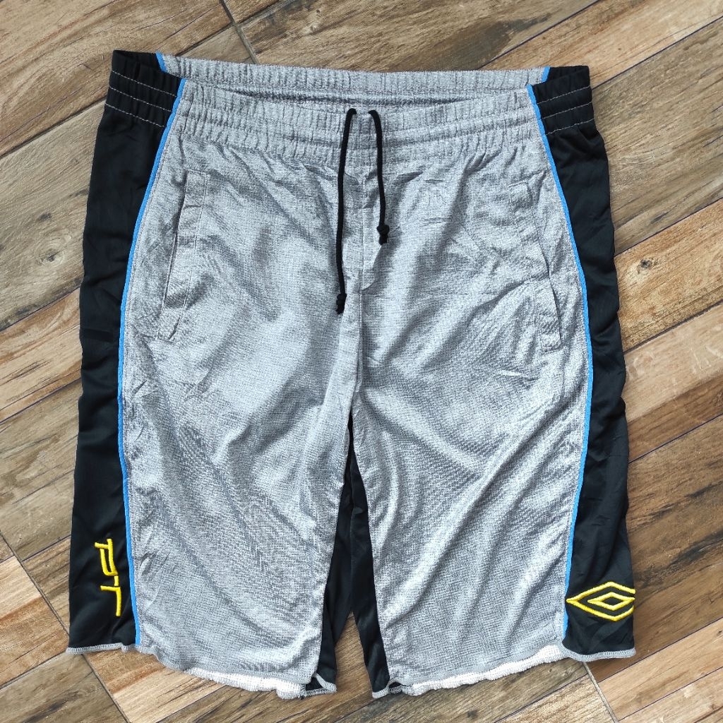 UMBRO CELANA PENDEK OLAHRAGA SIZE L PRELOVED BOLA / FUTSAL RUNNING LARI