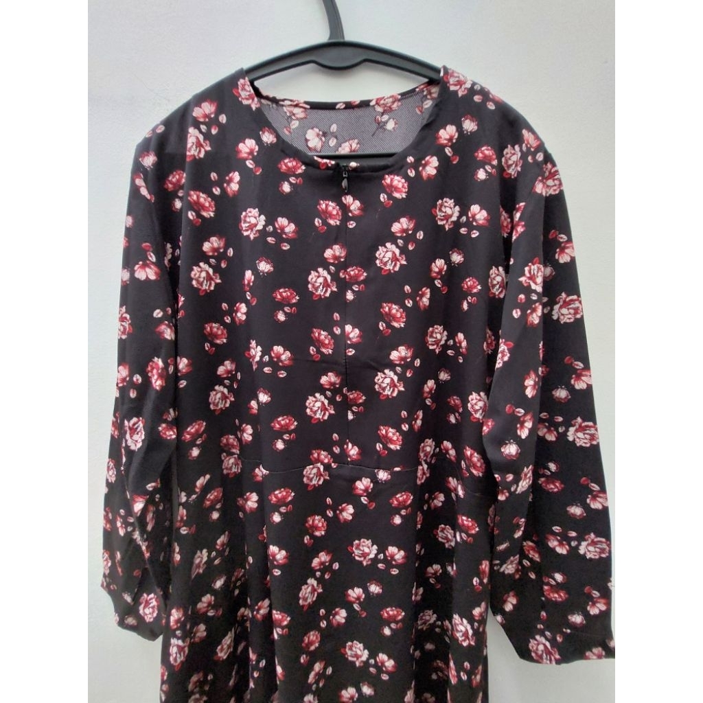 PRELOVED BAJU DRESS GAMIS MIDI HITAM MOTIF BUNGA BUSUI