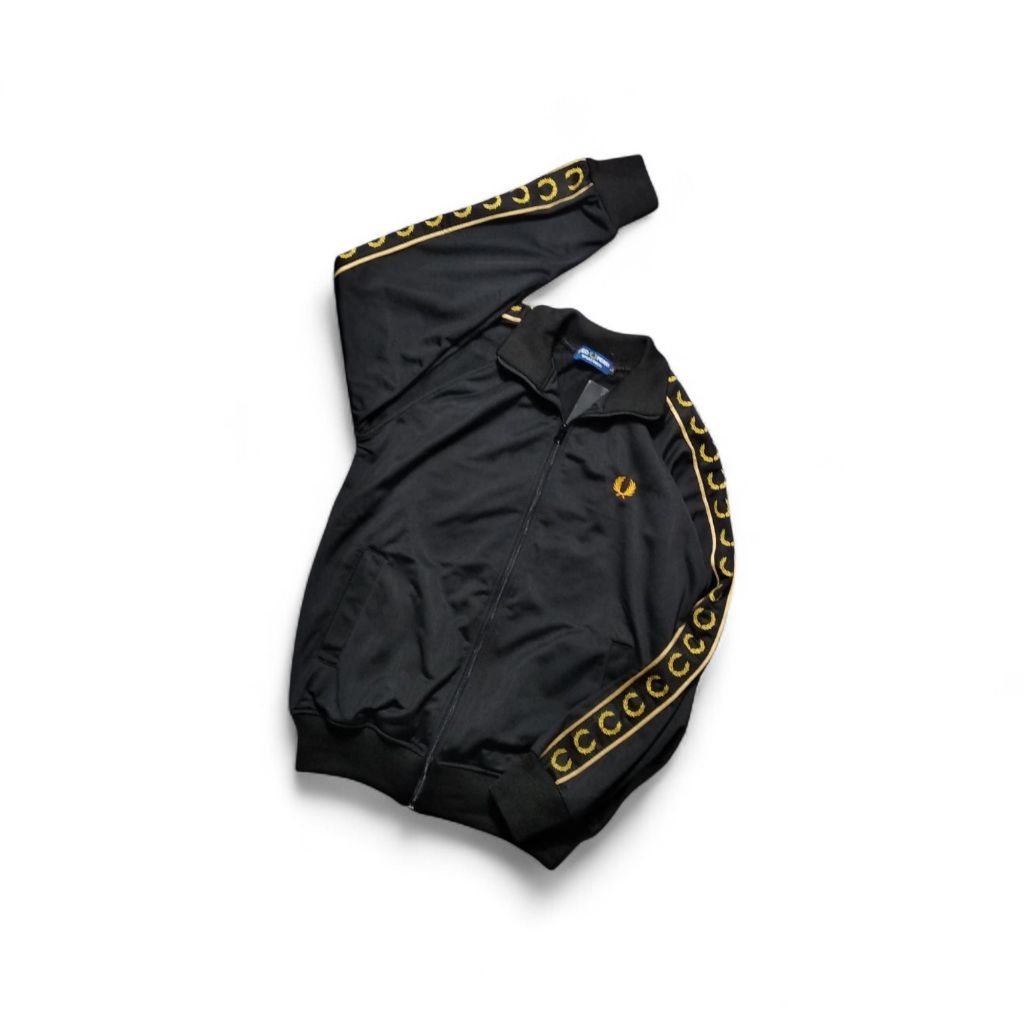 JAKET TRACKTOP FRED PERY HITAM