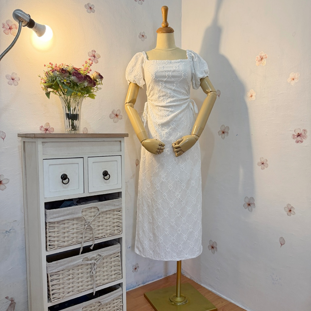 Dress Putih Wanita Midi Brokat Eyelet Puff Sleeve Korean Dress Elegant Slim Fit
