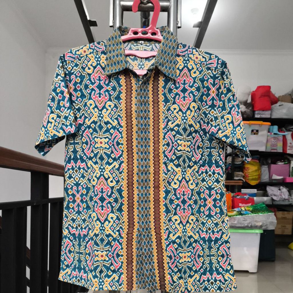 PRELOVED KEMEJA BATIK PRIA TANGAN PENDEK COLOURFUL BIRU KUNING MERAH "ARJUNA WEDA"