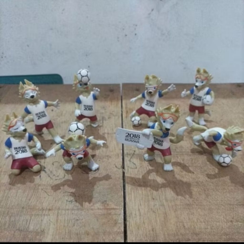 Figure maskot speak bola world cup Rusia ori
